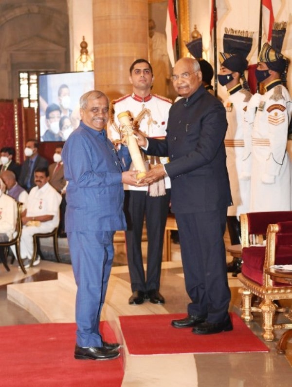 Vijay Sankeshwar receiving Padma Shri from President Ram Nath Kovind