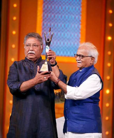 Vikram Gokhale while receiving the Lifetime Achievement Award at Zee Natya Gaurav Awards (2017)