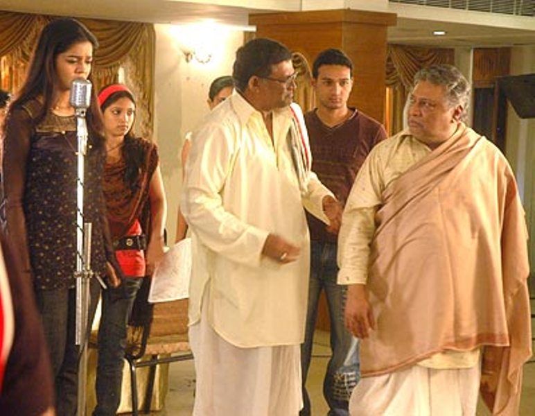 Vikram Gokhale (right) as Rao in his debut Tamil film Kalavaramaye Madilo (2009)