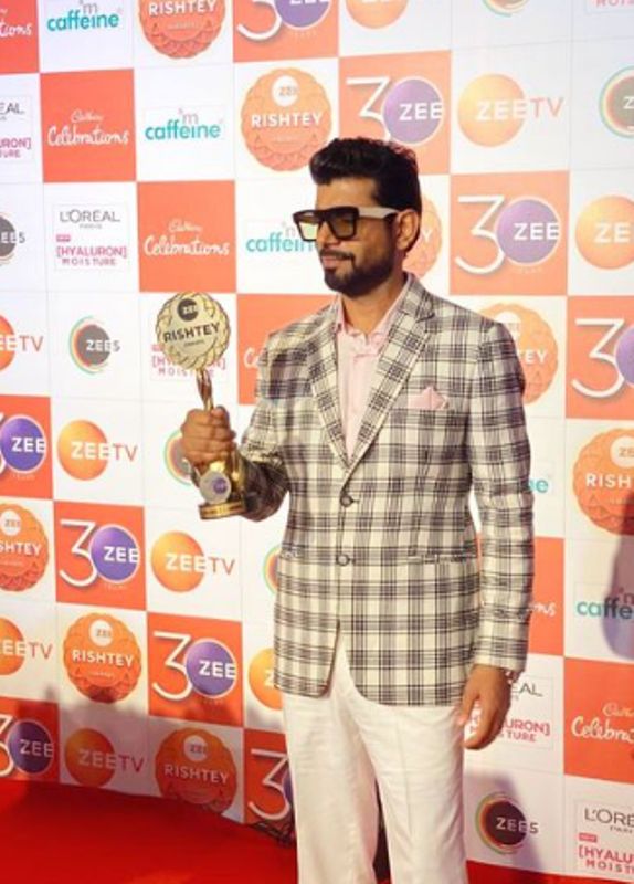 Vineet Kumar posing with his Best Actor Award for the web series Rangbaaz: Darr Ki Rajneetiat at the Zee Rishtey Awards