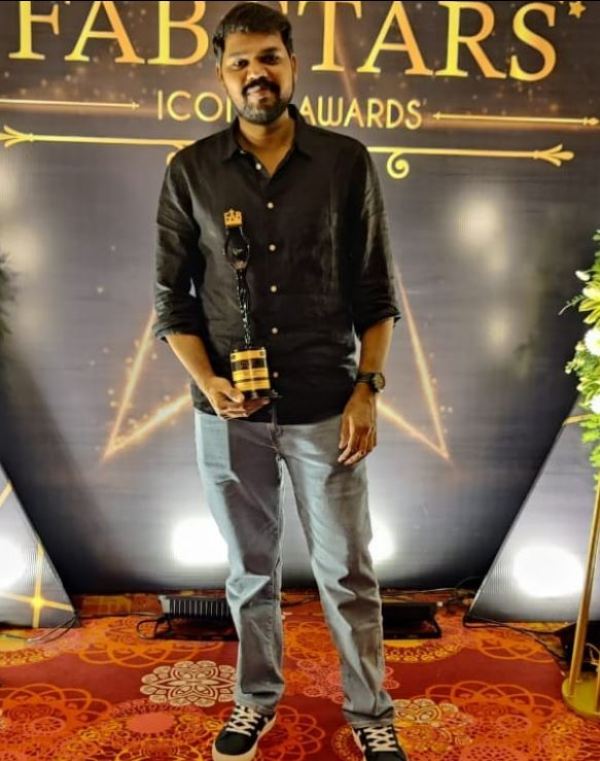 Vivek Prasanna holding the Fab Stars Iconic (the best versatile actor) Award (2021)