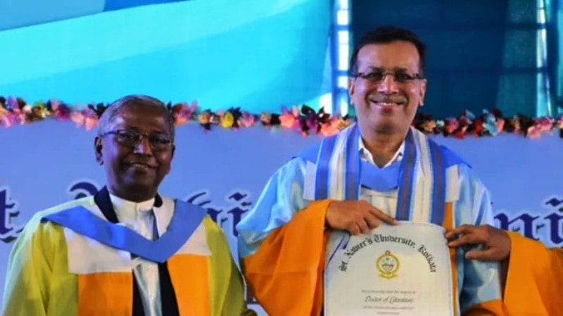 A photo of Sanjiv Goenka receiving the Nihil Ultra Award from St. Xavier's College