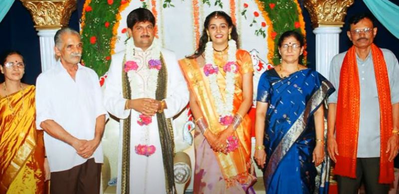 A picture of Manasi Sudhir with her parents, husband, and in-laws