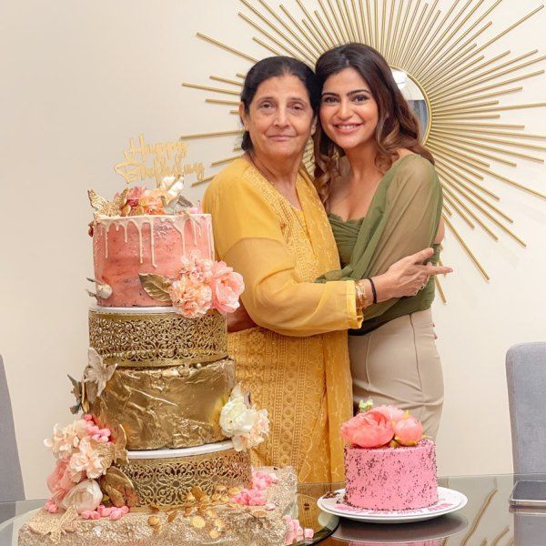 Aliya Hamidi with her mother