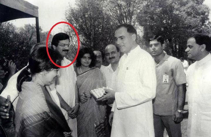 An old photograph of Sanjiv Goenka with Rajiv Gandhi