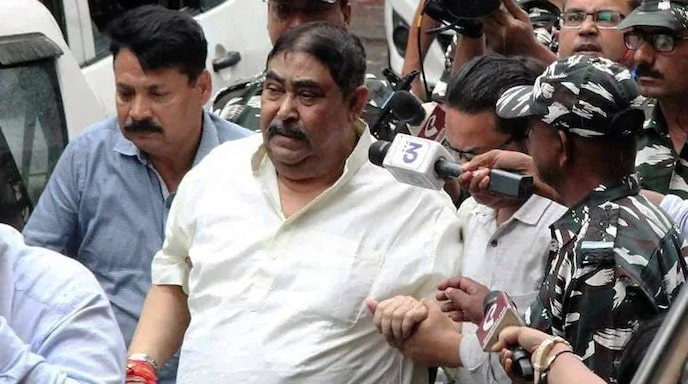 Anubrata Mondal being escorted to a court in Asansol by CRPF