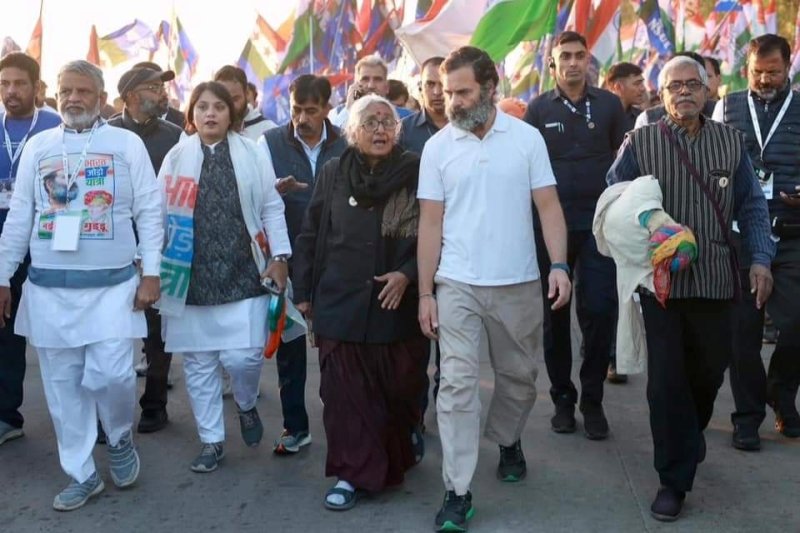 Aruna Roy and Rahul Gandhi during the Bharat Jodo Yatra 2022, which is led by the Indian National Congress