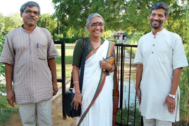 Aruna Roy with Shankar Singh (left) and Nikhil Dey (right)