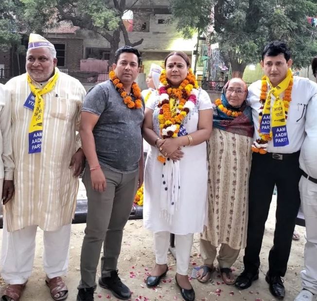 Bobby Kinnar with her party members after winning the 2022 MCD elections