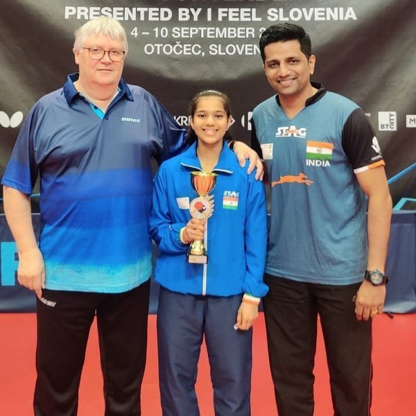 Diya Chitale (centre) with her coaches Peter Engel (left) and Sachin Shetty (right)