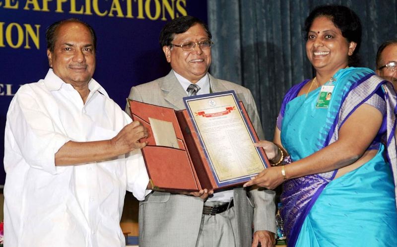 Former Defence Minister, Shri A. K. Antony presenting the DRDO award to Tessy Thomas in 2012