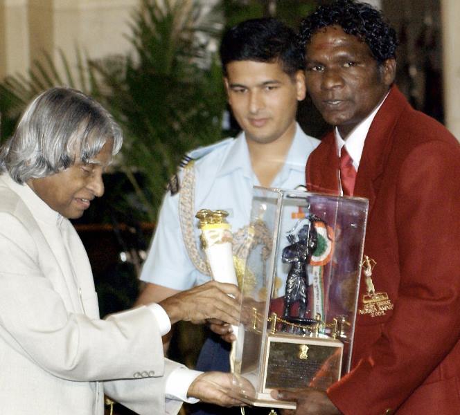 I.M. Vijayan receiving the Arjuna Award from Dr. A.P.J. Kalam