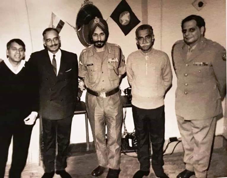 J. F. R. Jacob (extreme right) and Lt Gen JS Aurora in a photo