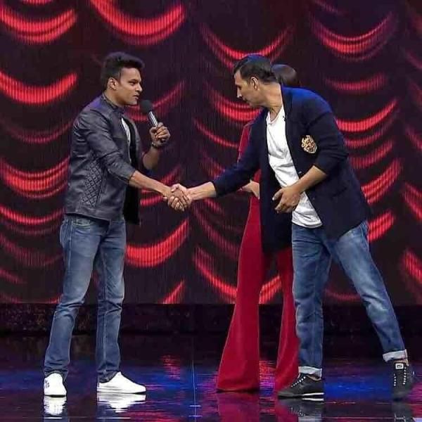 Jaivijay Sachan (left) as a participant Star Plus show The Great Indian Laughter Challenge (2017)