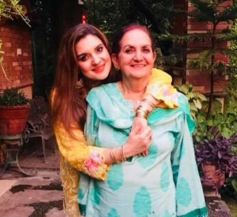 Kashmala Tariq with her mother Farida Khan