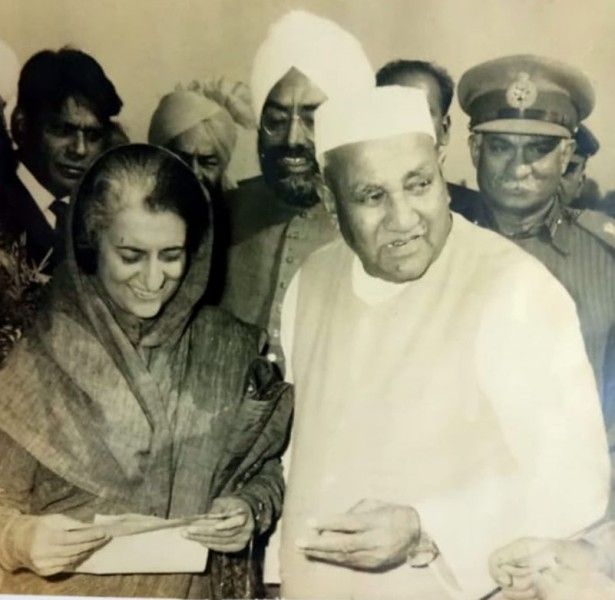 Lala Jagat Narain (left, in white) with PM Indira Gandhi