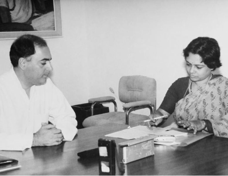 Mrinal Pande interviewing Rajiv Gandhi for Saptahik Hindustan, a newspaper she was editing at that time