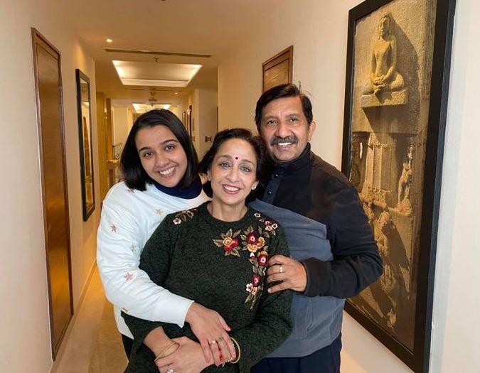 Mukesh Agnihotri with his wife and daughter