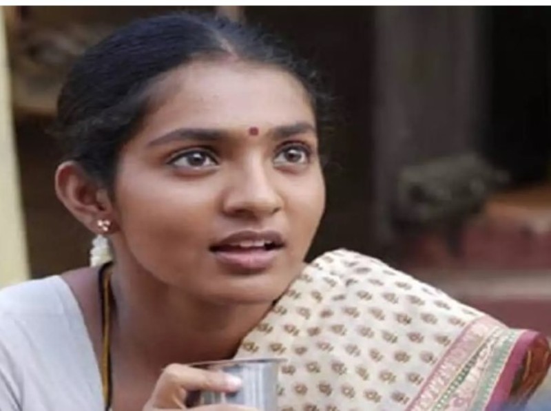 Parvathy Thiruvothu as Maari in the film 'Poo'