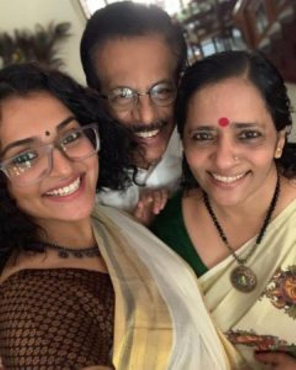 Parvathy Thiruvothu with her parents
