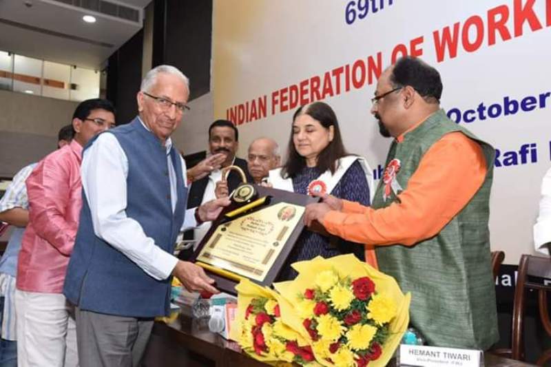 Prakash Singh being felicitated by the union minister of Women and Child Development, Maneka Gandhi