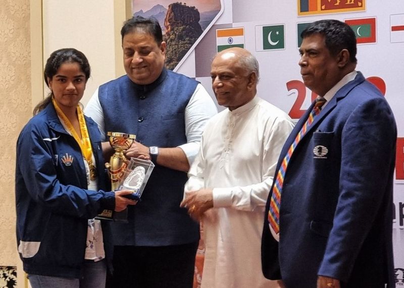 Priyanka Nutakki (extreme left) after winning the Under-20 category in the Commonwealth Chess Championship - 2022