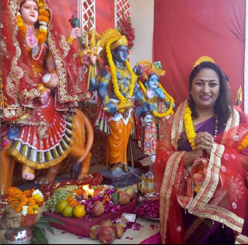 Rekha Gupta praying infront of Hindu idol