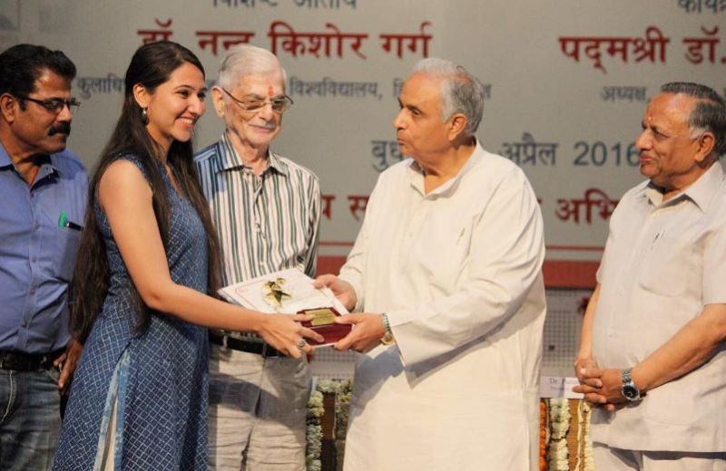 Sahiba Bali receiving the award for cultural excellence at the Hansraj College, Delhi