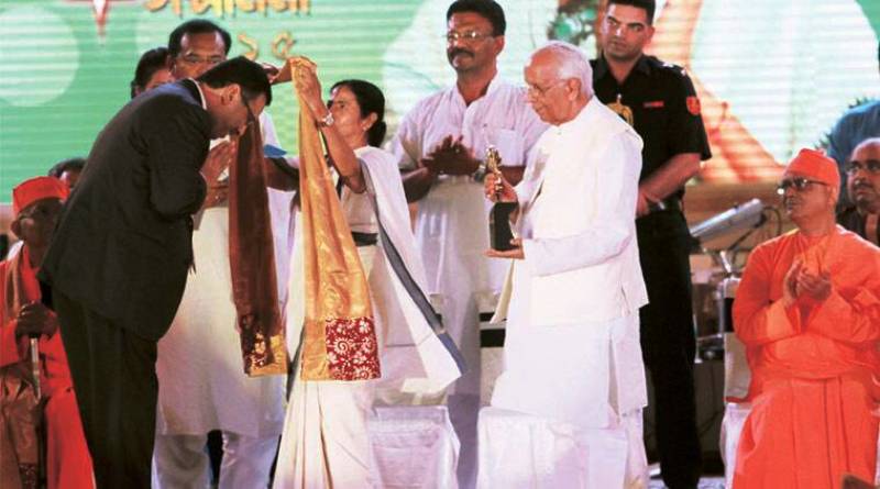 Sanjiv Goenka getting felicitated by CM of West Bengal Mamata Banerjee