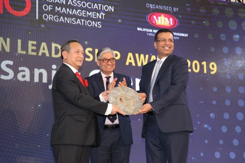 Sanjiv Goenka receiving the Asian Leadership Award