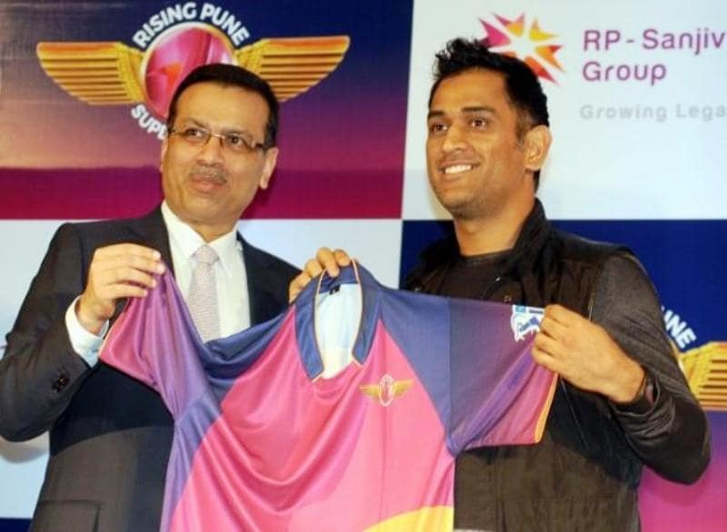 Sanjiv Goenka with M. S. Dhoni, holding the jersey of Rising Pune Supergiants