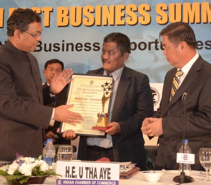 Shiva Thapa's father (center) receiving ICC Sports Excellence Award on his behalf in 2013