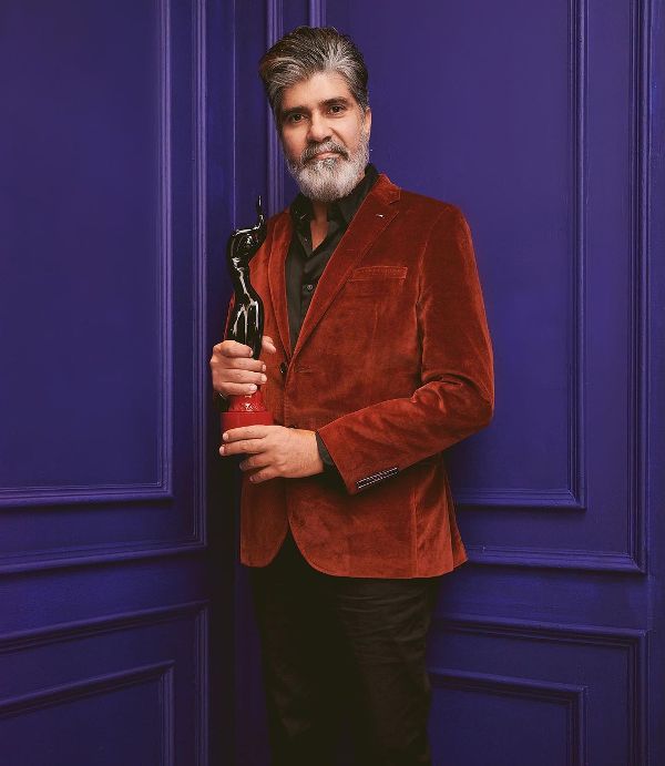 Suvinder Vicky after winning the Best Actor (Male) award at the 2023 Filmfare OTT Awards