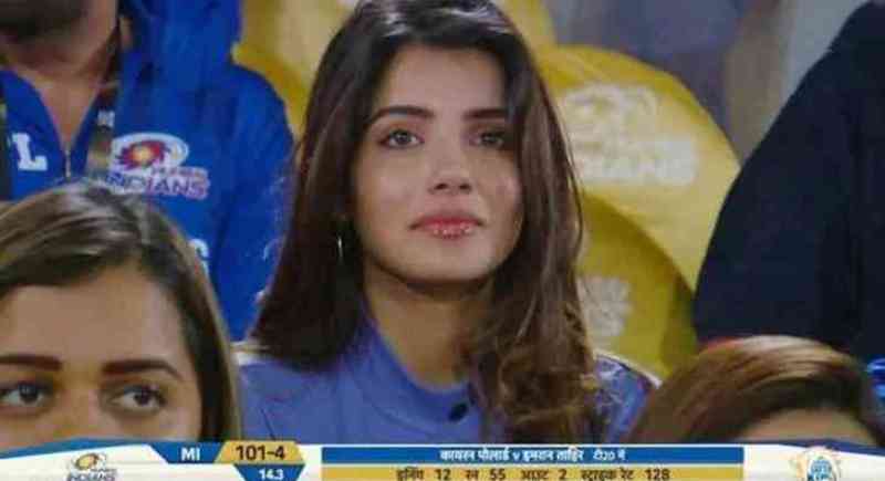 The viral picture of Aditi Hundia during the IPL match between Mumbai Indians and Chennai Super Kings in May 2019