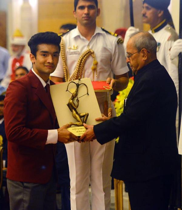 Then-Indian President Pranab Mukherjee awarding Arjuna Award in 2016 to Shiva Thapa