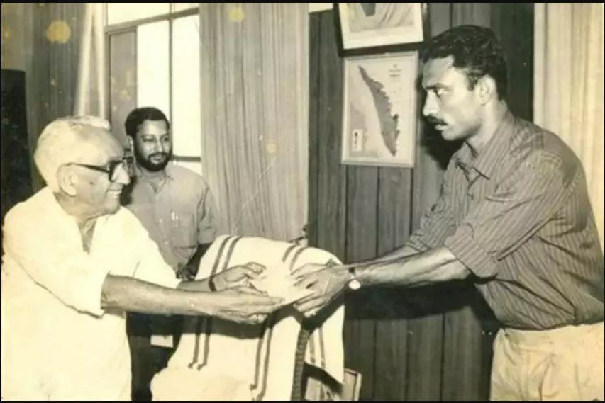VP Sathyan receiving commendation from K Karunakaran