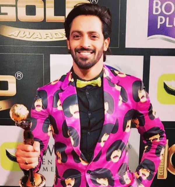 Vikas Manaktala posing with his award for Best Actor in a Negative Role for the television show Ghulaam (2017) at the Boroplus Gold Awards