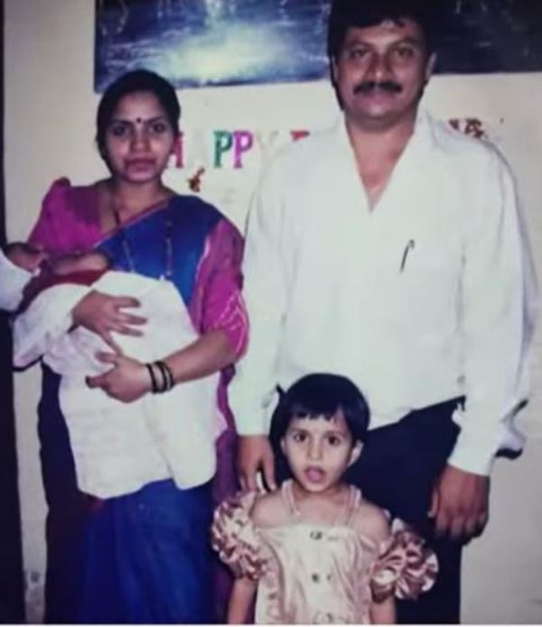 Shraddha Walker's childhood picture with her parents and younger brother Shreejay Walker (in the lap)