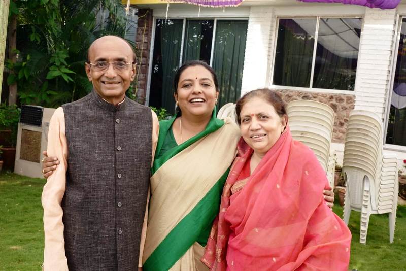 Yashomati Thakur with her parents