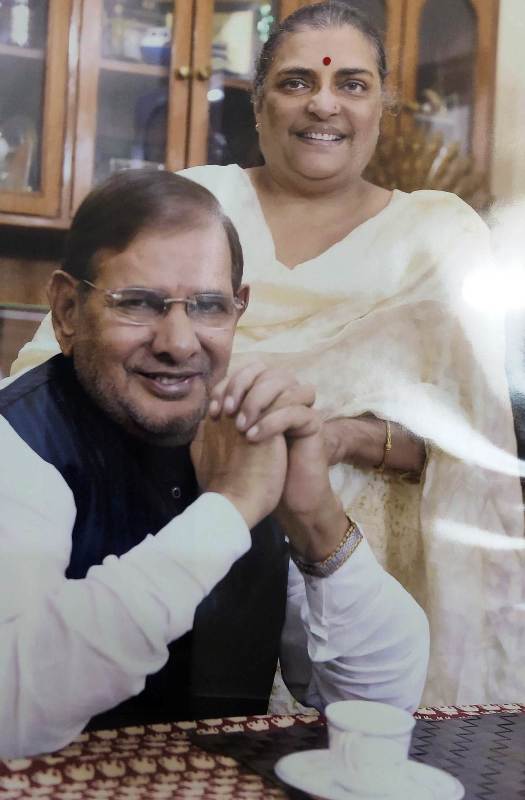 A photo of Sharad Yadav with his wife