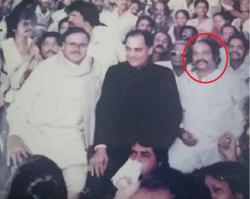 A picture of M. P. Jayaraj with Rajiv Gandhi in a press conference after the launch of weekly paper Gareebhi Hataao