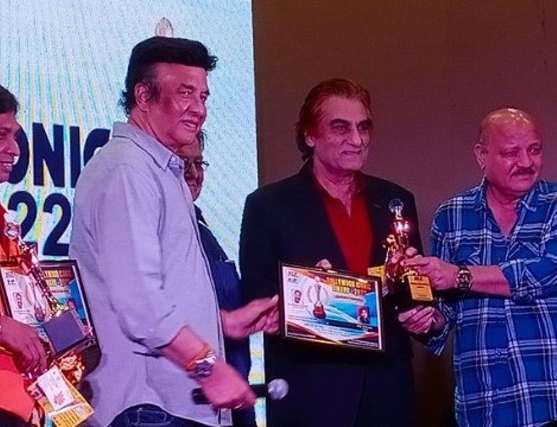 Ali Khan receiving Bollywood Iconic Awards-2022
