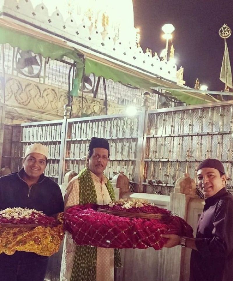 Altaf Raja visiting a dargah