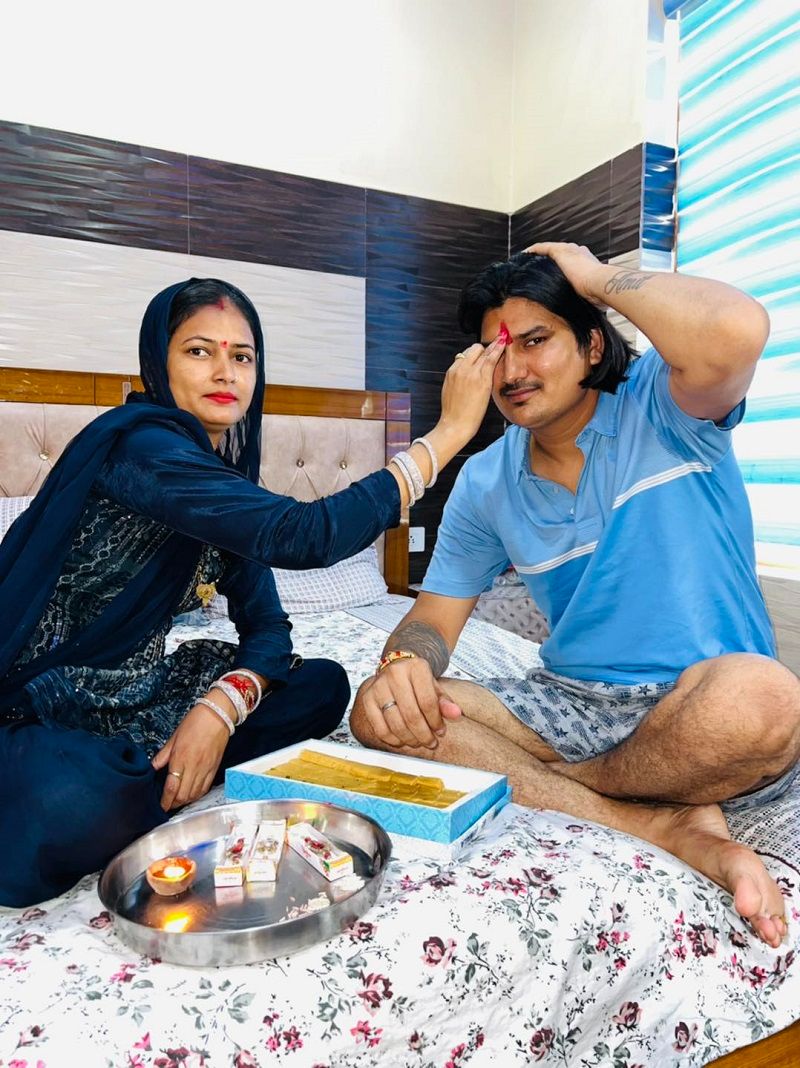 Amit Saini Rohtakiya with his sister