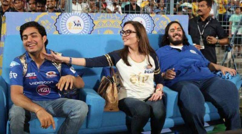 Anant Ambani with his mother and brother in IPL