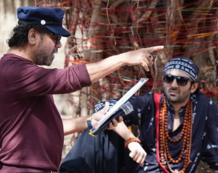 Anees Bazmee (left) with the Indian actor Kartik Aaryan while directing the Bollywood film Bhool Bhulaaiya 2 (2022)