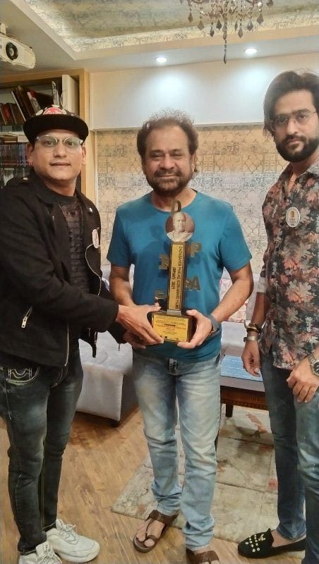 Anees Bazmee (middle) posing after receiving his Dadasaheb Phalke Icon Award Films for Best Director (2021)