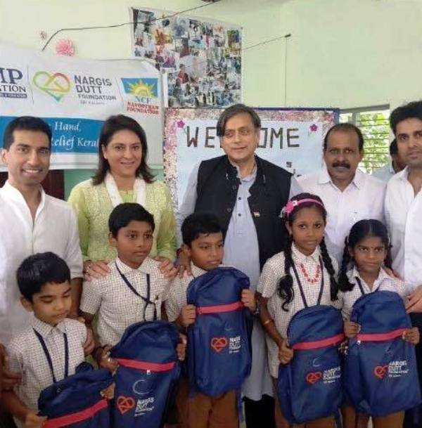 Anil Antony distributing school kits to kids from the fishermen community who suffered from Kerala floods in 2018, alongwith Shashi Tharoor and Priya Dutt