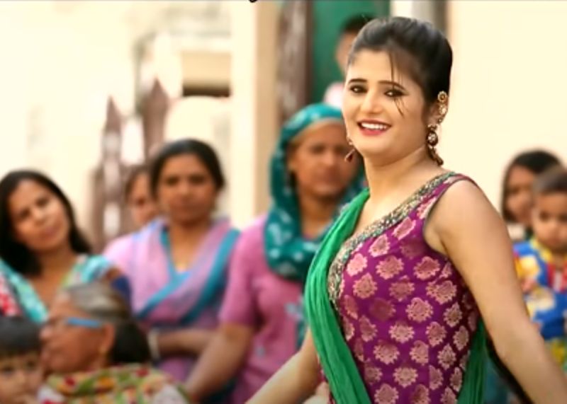 Anjali Raghav in a still from the Haryanvi music video Chutki Bajana Chod De (2015)
