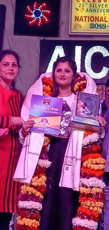 Anjali Raghav posing with her National Award for contribution to the Haryanvi industry by the All India Crime Reforms Organization